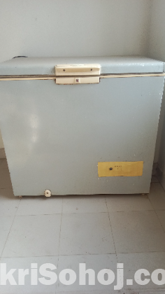 একটি ডিপ ফ্রিজ বিক্রি হবে
